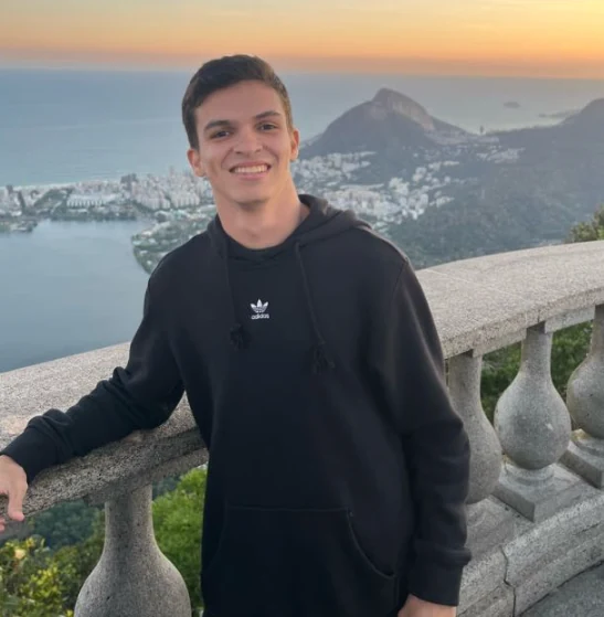 Gustavo Maggi em mirante com paisagem do Rio de Janeiro